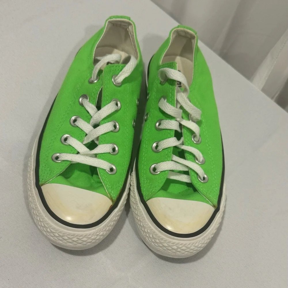 Converse Classic Low Top Sneakers